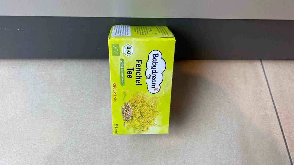 Fencheltee-Test: Verpackung von Fencheltee liegt auf einer Fliese