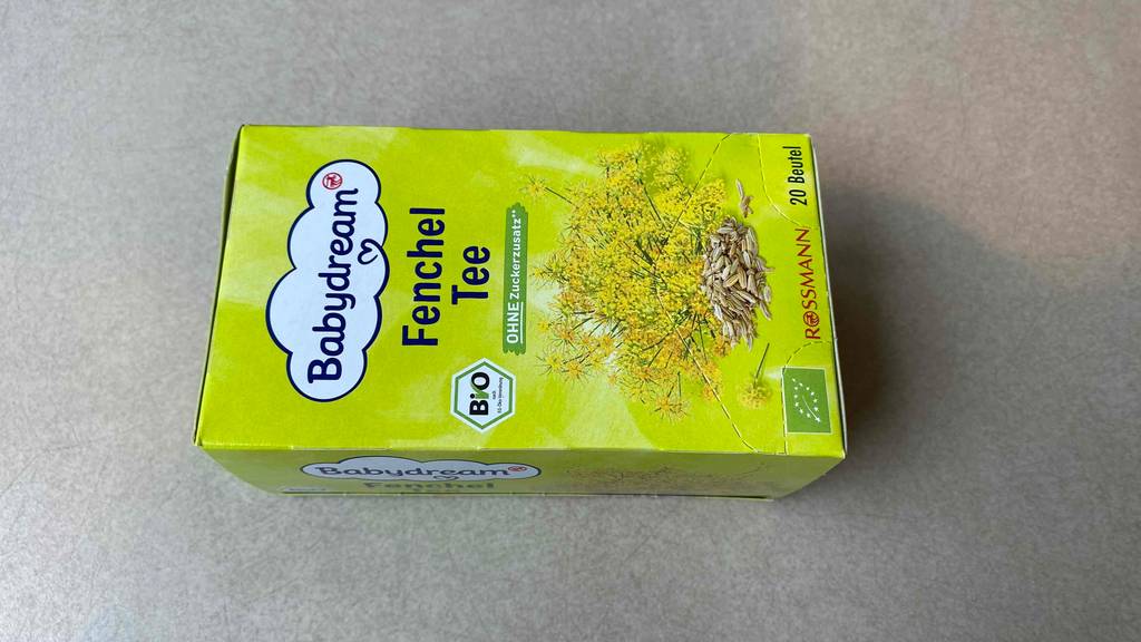 Fencheltee im Test: Verpackung auf grauem Untergrund