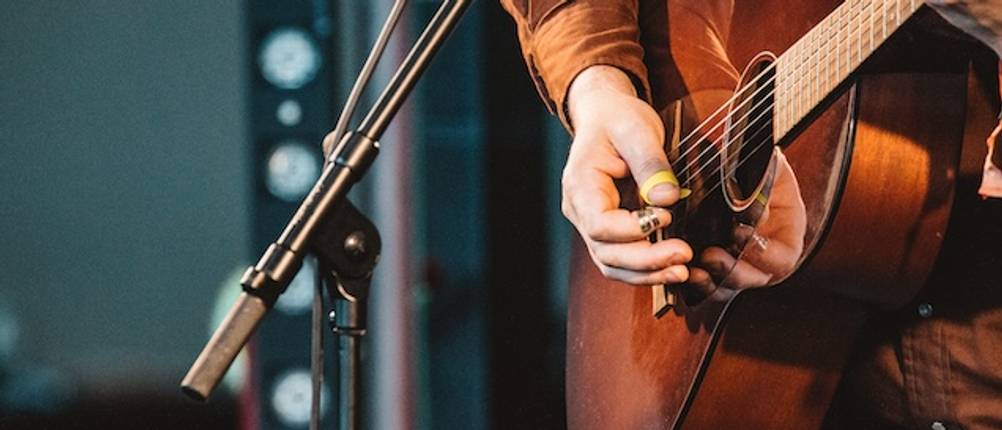 Fender-Westerngitarre im Praxistext: Eine Westerngitarre wird mit Hand-Plektren gespielt.