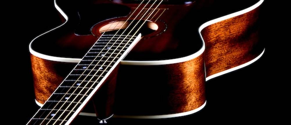 Fender-Westerngitarre im Material-Test: Nahaufnahme einer liegenden Gitarre aus Mahagoni.