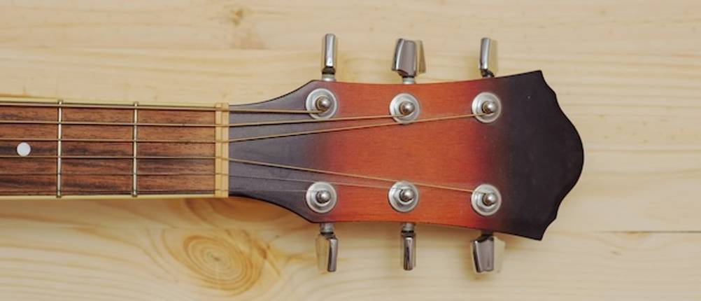 Fender-Westerngitarre im Test: Nahaufnahme einer Kopfplatte einer Westerngitarre.