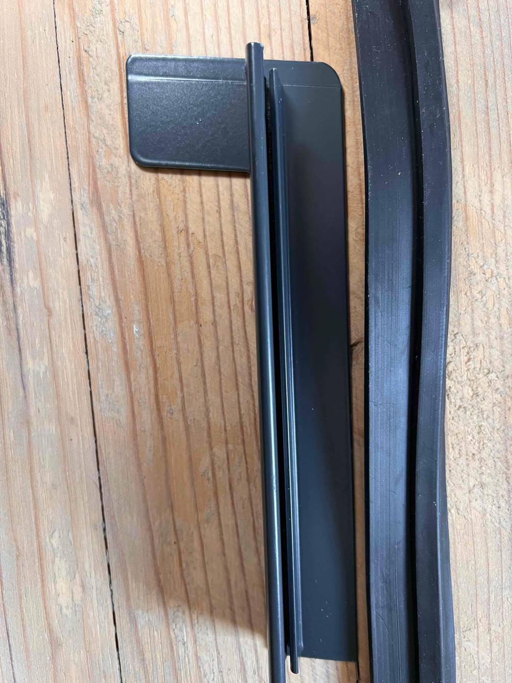 Fensterdichtung im Test: Die Dichtung liegt neben einem Plastikrahmen.