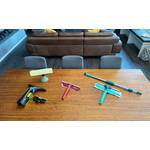 Drei Fensterputzer liegen nebeneinander auf einem Tisch