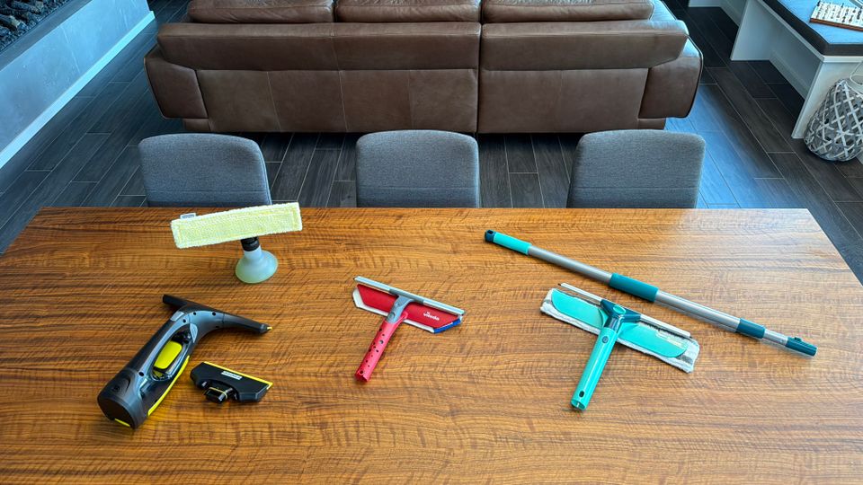 Drei Fensterputzer liegen nebeneinander auf einem Tisch