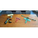 Drei Fensterputzer liegen nebeneinander auf einem Tisch