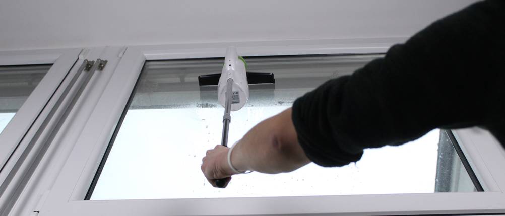 Der Teleskopstiel eines Fenstersaugers.