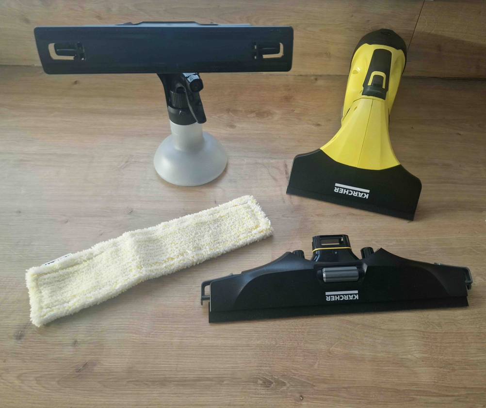 Fensterwischer getestet: Ein Set aus Fensterwischer und Fenstersauger mit ihren Aufsätzen.