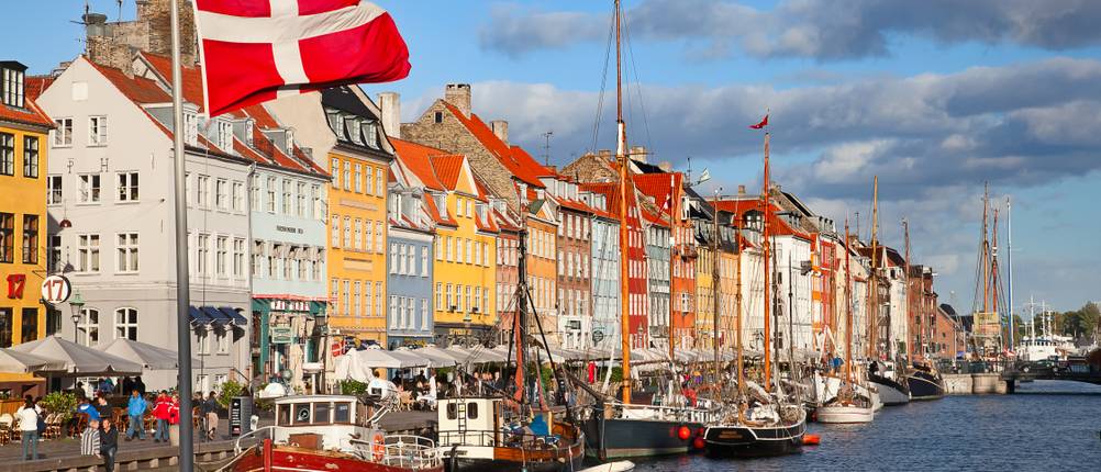 Ferienhaus Dänemark im Test: Verschiedene Häuser, die direkt an einem Fluss liegen.