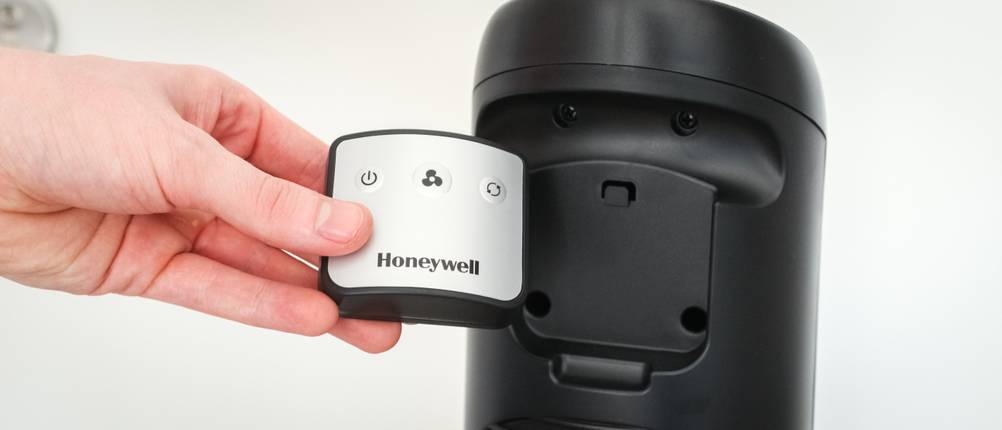 Fernbedienung wird in einem Honeywell Turmventilator verstaut