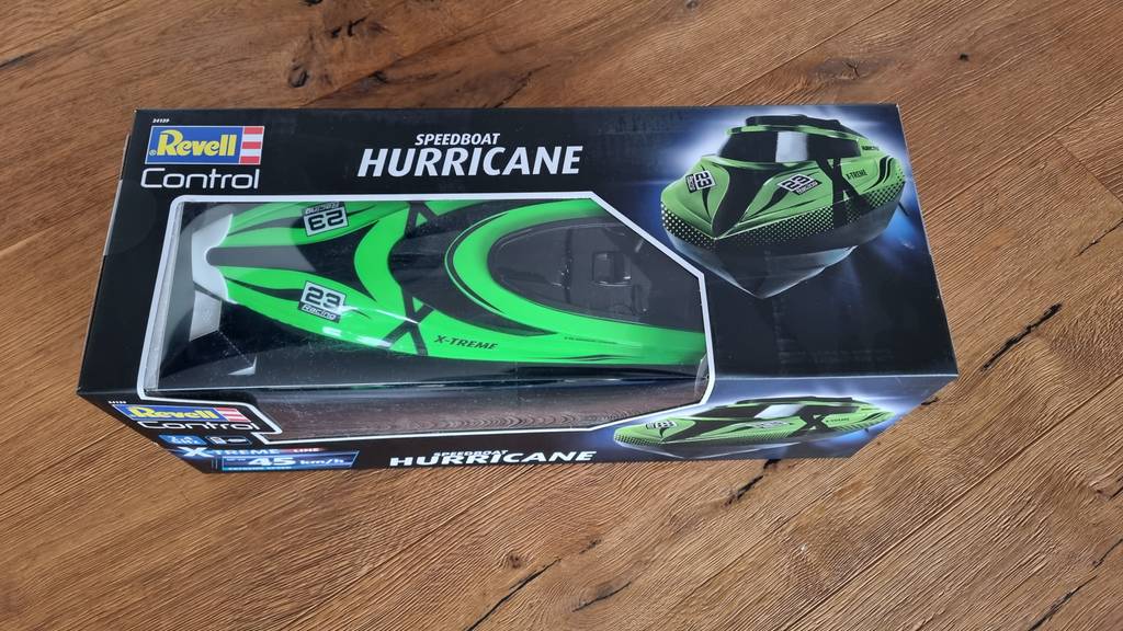 Revell Control 24139RC X Ferngesteuertes Bot liegt auf dunklem Hintergrund