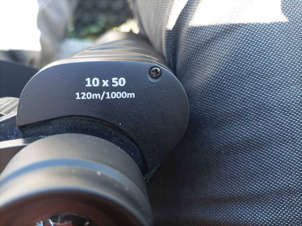 Fernglas 10x50 getestet: Nahaufnahme der Informationen auf dem Produkt.