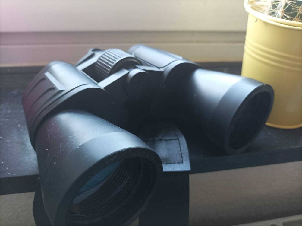 Das Fernglas 10x50 im Test liegt auf einer Fensterbank.