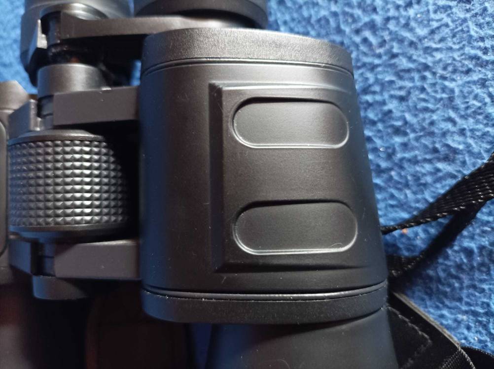 Nahaufnahme der Einprägung am Gehäuse des getesteten Fernglas 10x50.