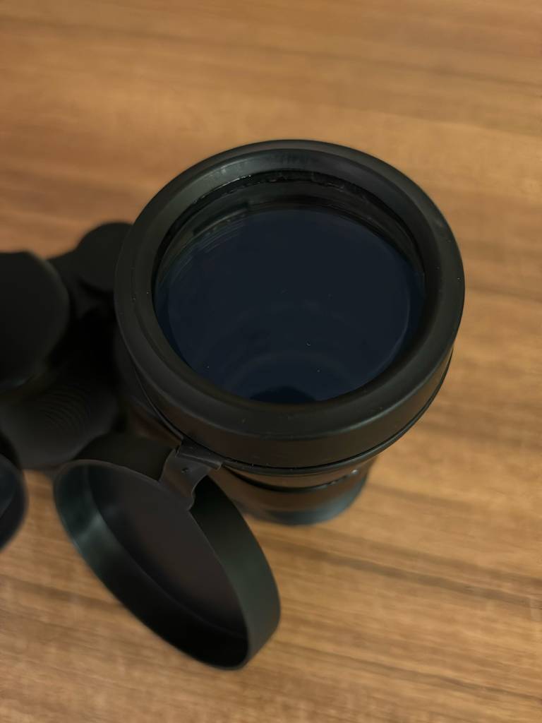 Fernglas 16x32 im Test: Nahansicht einer Linse.