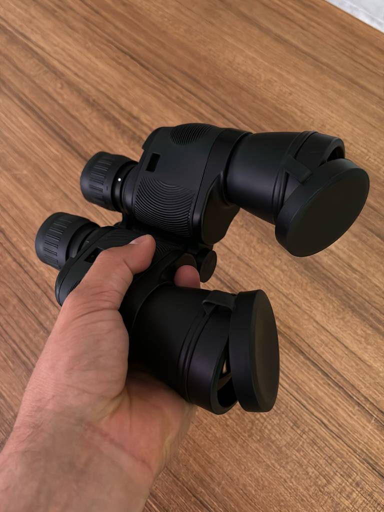 Getestet: Eine Hand hält ein Fernglas 16x32 mit den Gläsern nach oben.
