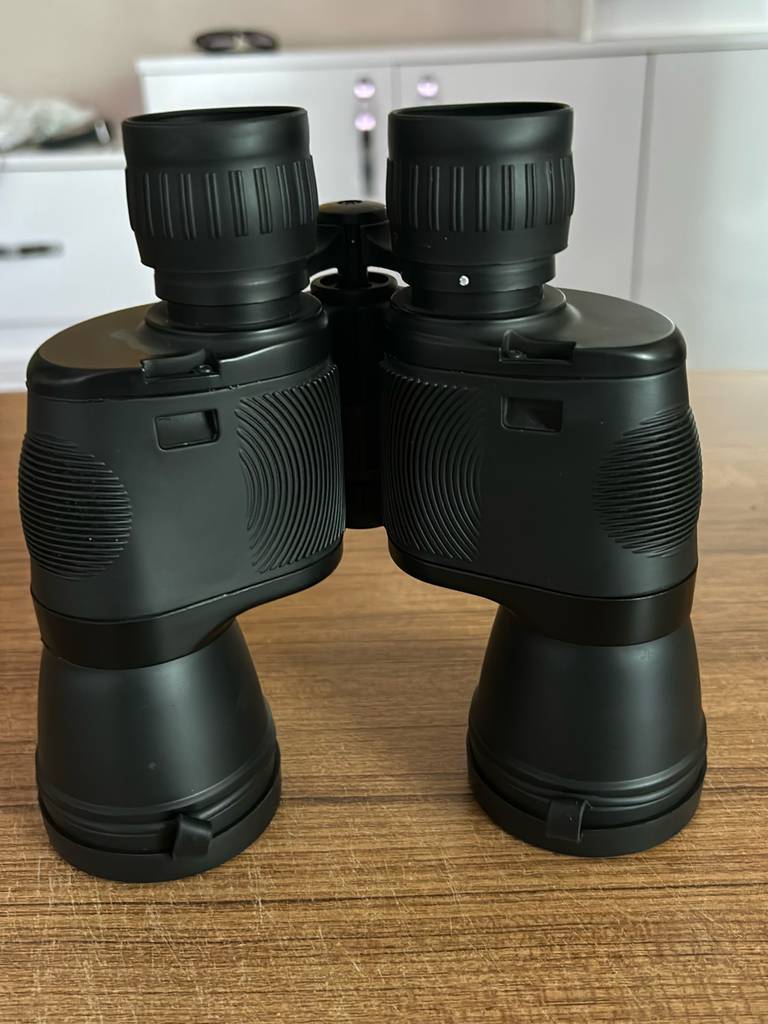 Rückansicht eines getesteten Fernglas 16x32, das auf einer Holzfläche steht.