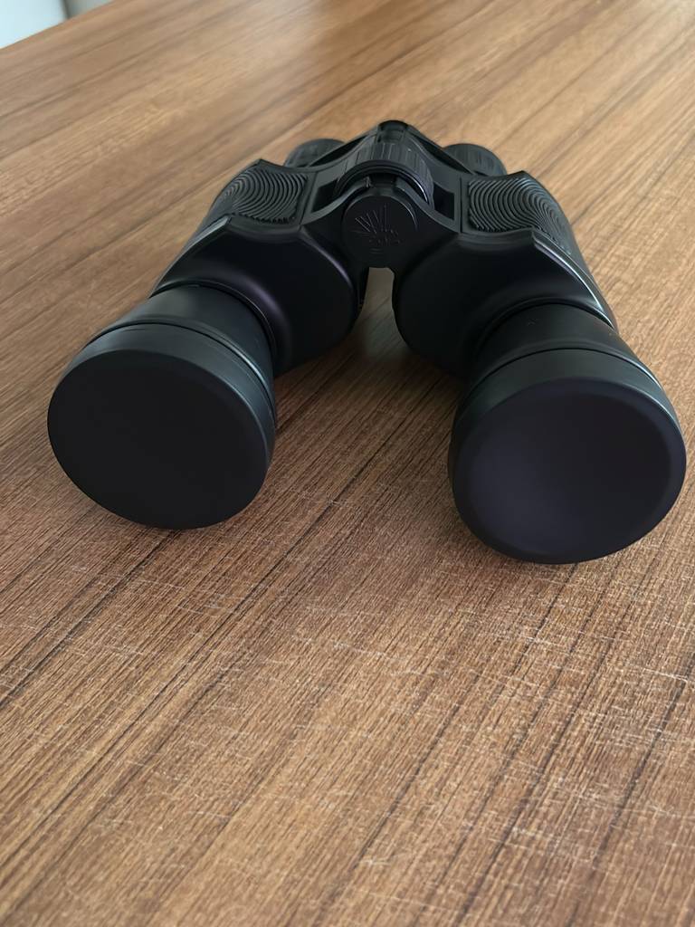 Fernglas 16x32 im Test: Blick auf die mit Kappen verschlossenen Gläser eines Geräts.