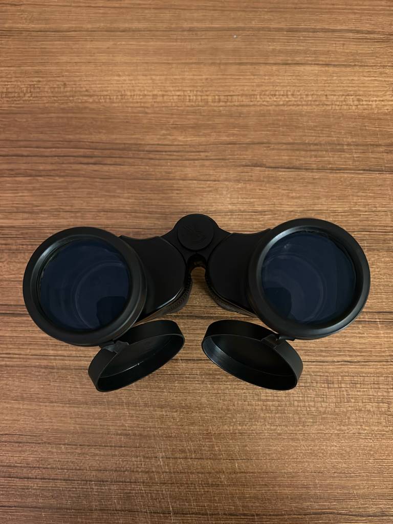 Fernglas-16x32-Test: Blick von oben auf die geöffneten Gläser.