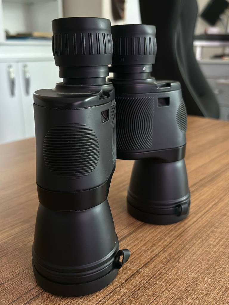 Seitenansicht eines getesteten Fernglas 16x32.