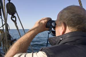 Marine-Fernglas im Einsatz.