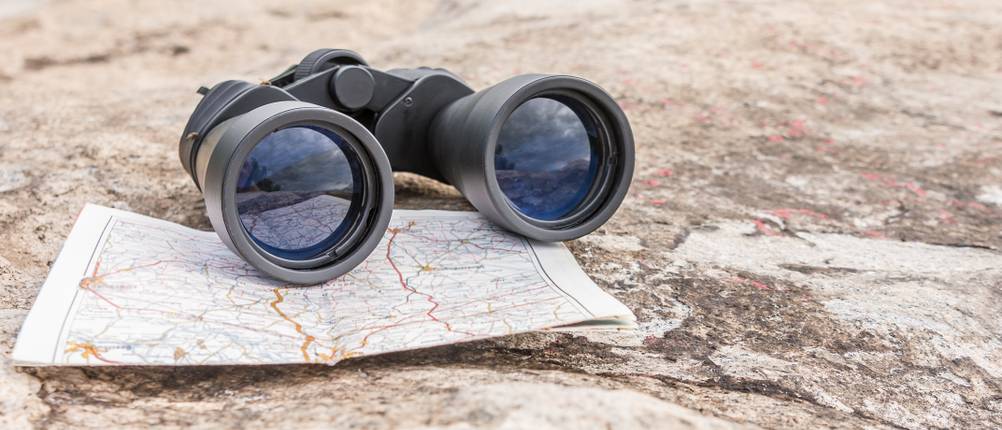 Ein Fernglas mit Entfernungsmesser und Kompass erleichtert die Orientierung