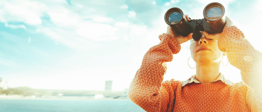 Fernglas mit Kompass im Test: Eine Frau blickt durch ein Fernglas.