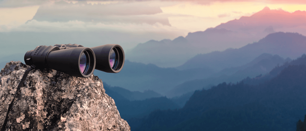Fernglas mit Kompass im Test: Ein Fernglas liegt auf einem Stein.