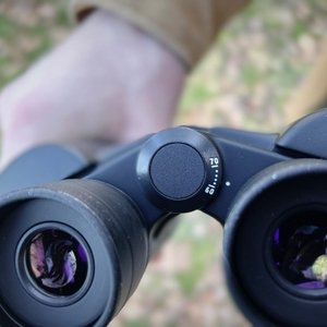 Detailaufnahme der Beschriftung auf dem Olympus-10x50-S-Fernglas.