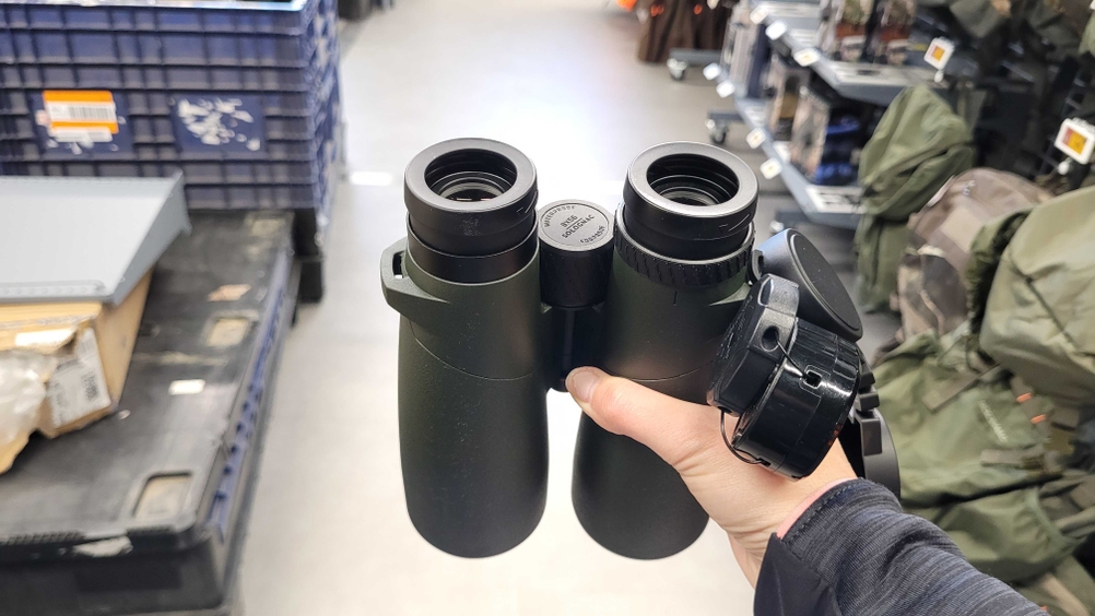 Eine Hand hält ein Fernglas im Test in einem Verkaufsladen.