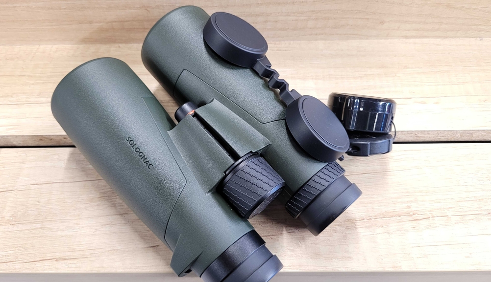 Fernglas getestet: Ein Gerät von oben auf einer Holzfläche.