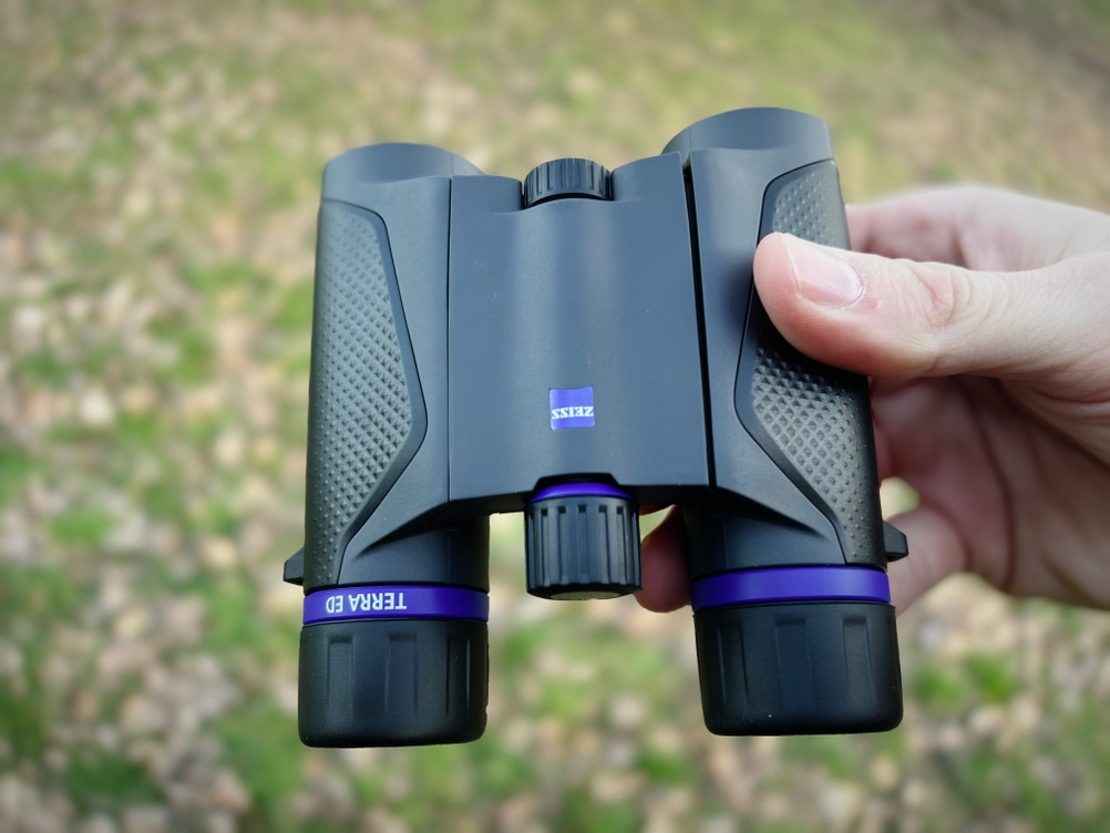 Nahaufnahme des Zeiss-Terra-ED-Pocket-Fernglases, das in einer Hand gehalten wird.
