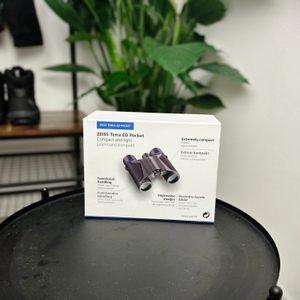 Rückansicht der Verpackung des Zeiss-Terra-ED-Pocket-Fernglases. Technische Spezifikationen und Produktmerkmale sind deutlich auf der Verpackung abgedruckt.
