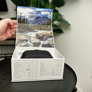 Die geöffnete Verpackung des Zeiss-Terra-ED-Pocket-Fernglases zeigt eine beeindruckende Naturaufnahme im Deckel. Im Inneren befindet sich die stabile Schutztasche des Fernglases.