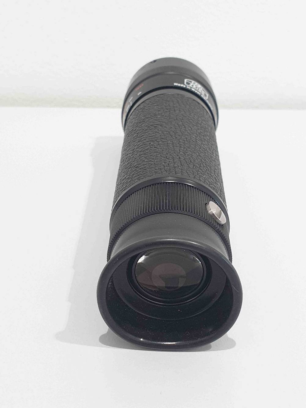 Getestet: Ein Fernrohr von vorne auf einer hellen Fläche liegend.