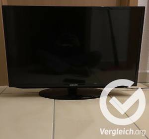 Fernseher steht auf Fliesen in der Frontalansicht.