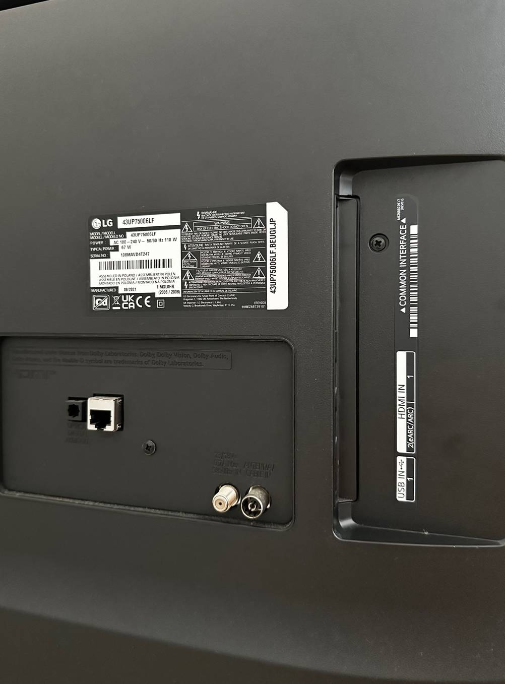 Fernseher und mehrere Anschlüsse auf der Rückseite.
