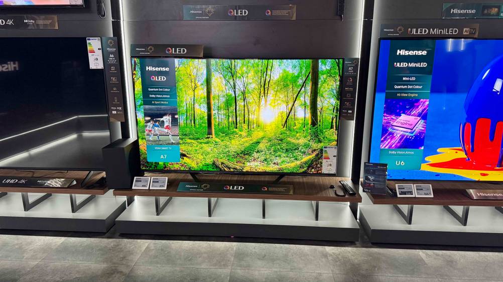 Der getestete Fernseher bis 1000 Euro von vorne zwischen anderen Geräten.