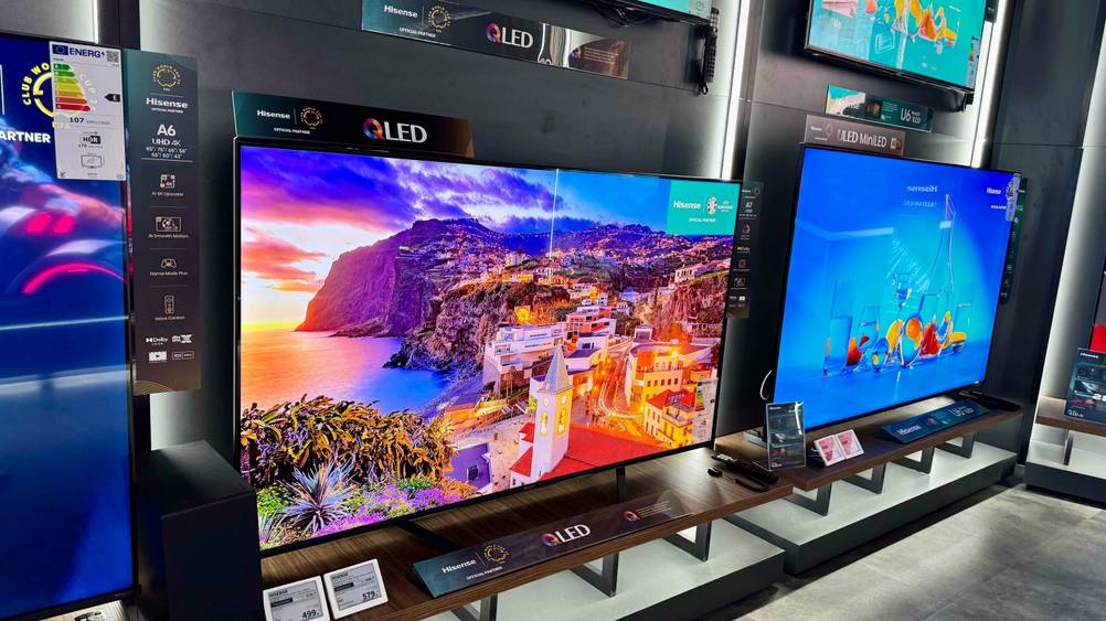 Seitliche Ansicht eines getesteten Fernsehers bis 1000 Euro in einer Verkaufsaustellung.
