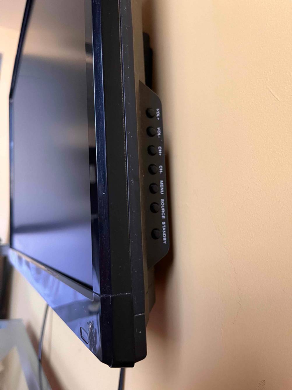 Nahaufnahme der Bedienelemente eines Fernsehers an der Seite.