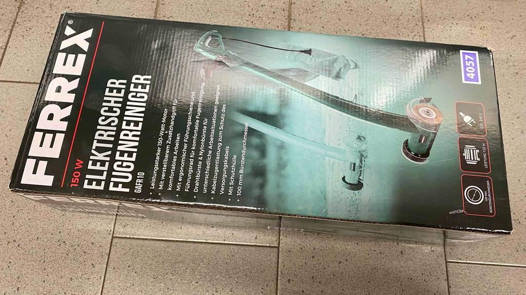 Elektrischer Fugenreiniger von Ferrex getestet: Fugenreiniger befindet sich in seiner Verpackung.