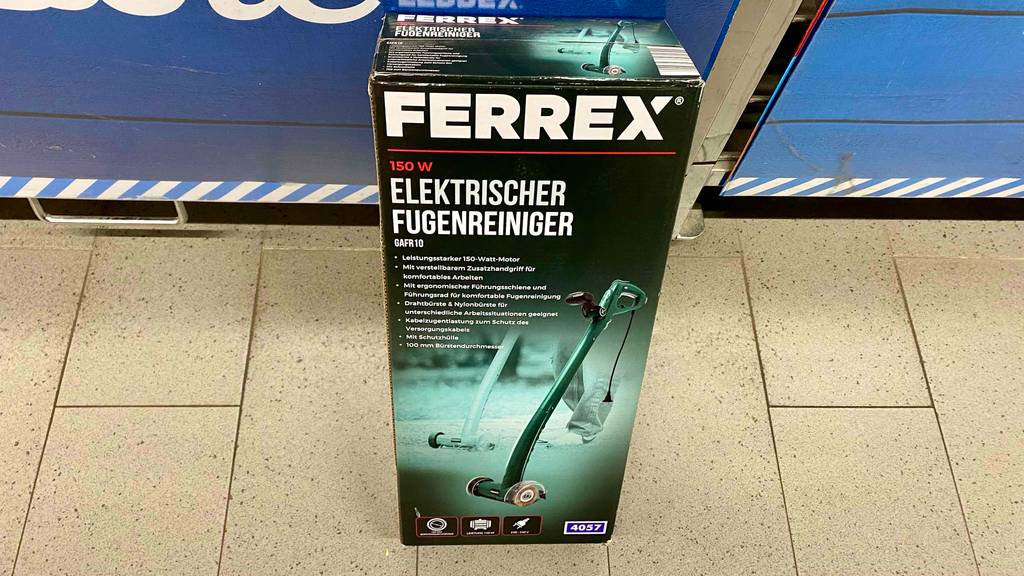 Getesteter elektrischer Fugenreiniger von Ferrex steht auf dem Boden.