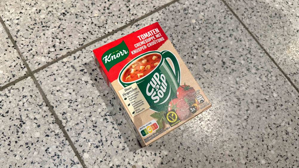 Getestet: Eine Fertigsuppe liegt auf dem Fließenboden.