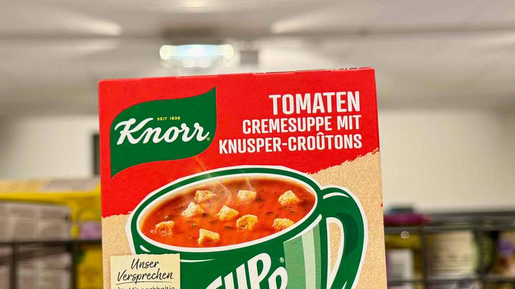 Fertigsuppen getestet: Nahaufnahme der Verpackung von vorne mit Logo und Artikelbezeichnung.