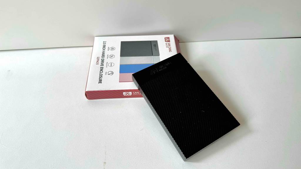 Festplattengehäuse im Test: Ein Gehäuse liegt leicht auf seiner Verpackung.