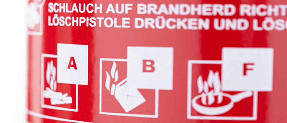 Fettbrandlöscher im Test: Aufdruck der Brandklassen auf einem Feuerlöscher.