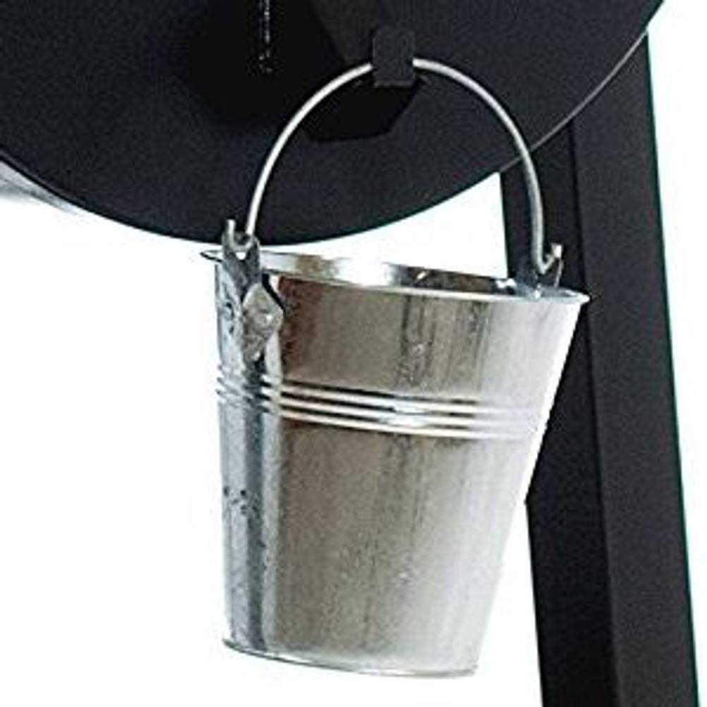 Ein Eimer hängt an der Seite eines Pelletgrills