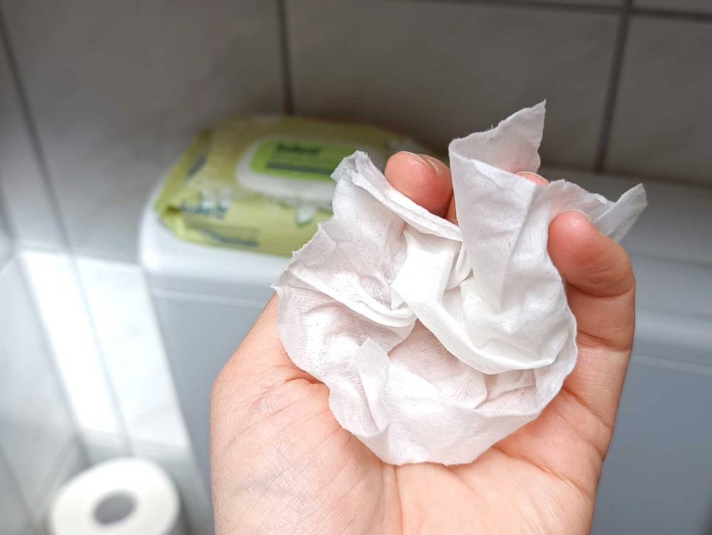 feuchtes Toilettenpapier in Hand