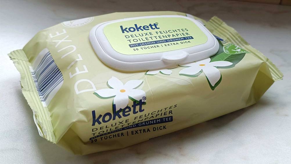 Feuchtes-Toilettenpapier getestet: Eine Originalverpackung von schräg seitlich auf einer hellen Fläche.