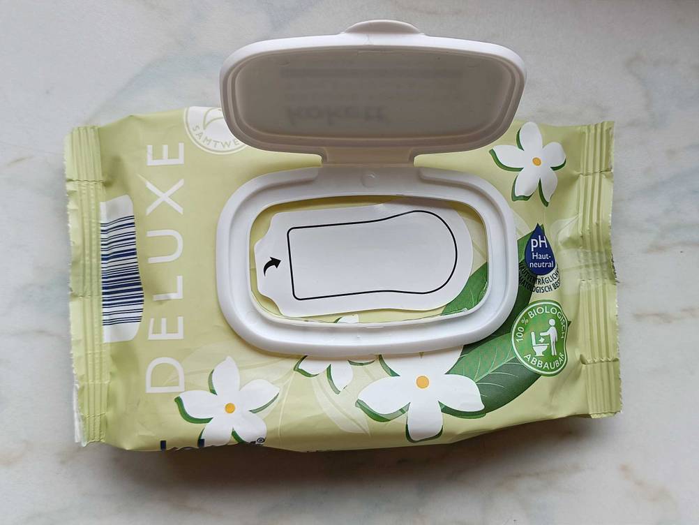 Eine versiegelte Packung Feuchtes-Toilettenpapier im Test mit geöffnetem Deckel.