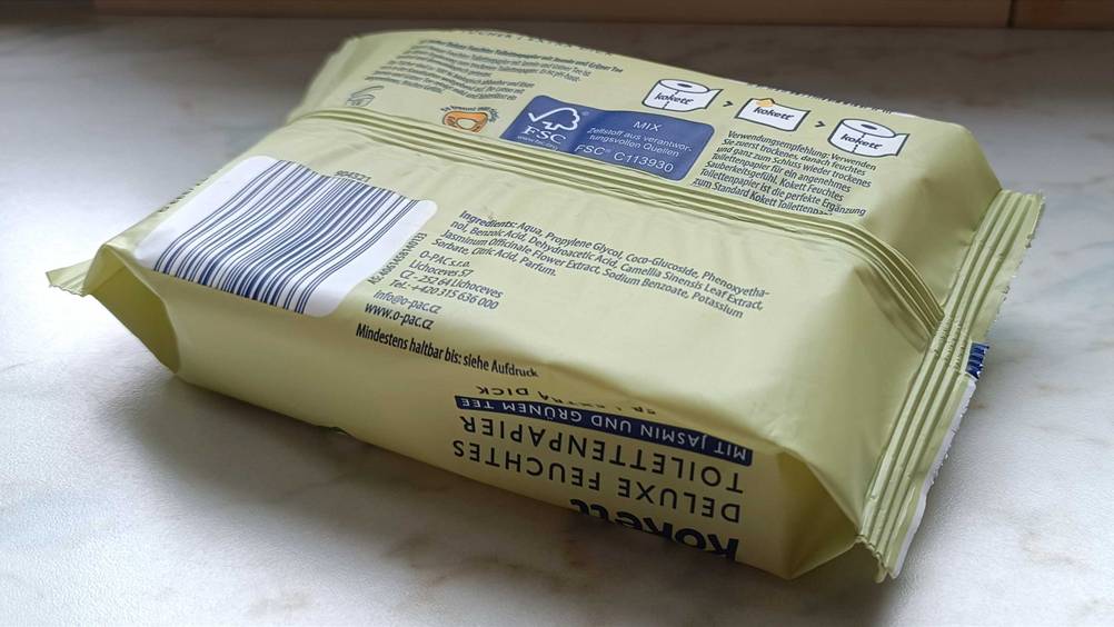 Feuchtes-Toilettenpapier getestet: Rückseite einer Packung leicht schräg auf einer hellen Fläche.